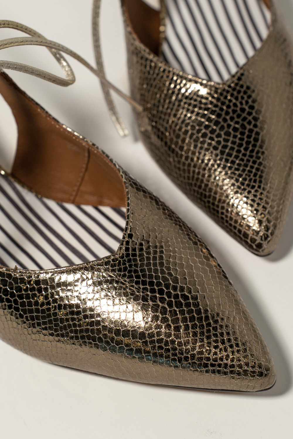 Slingback de Tacón Medio Nea Oro Oscuro Brillo Elaphe - Imagen 4