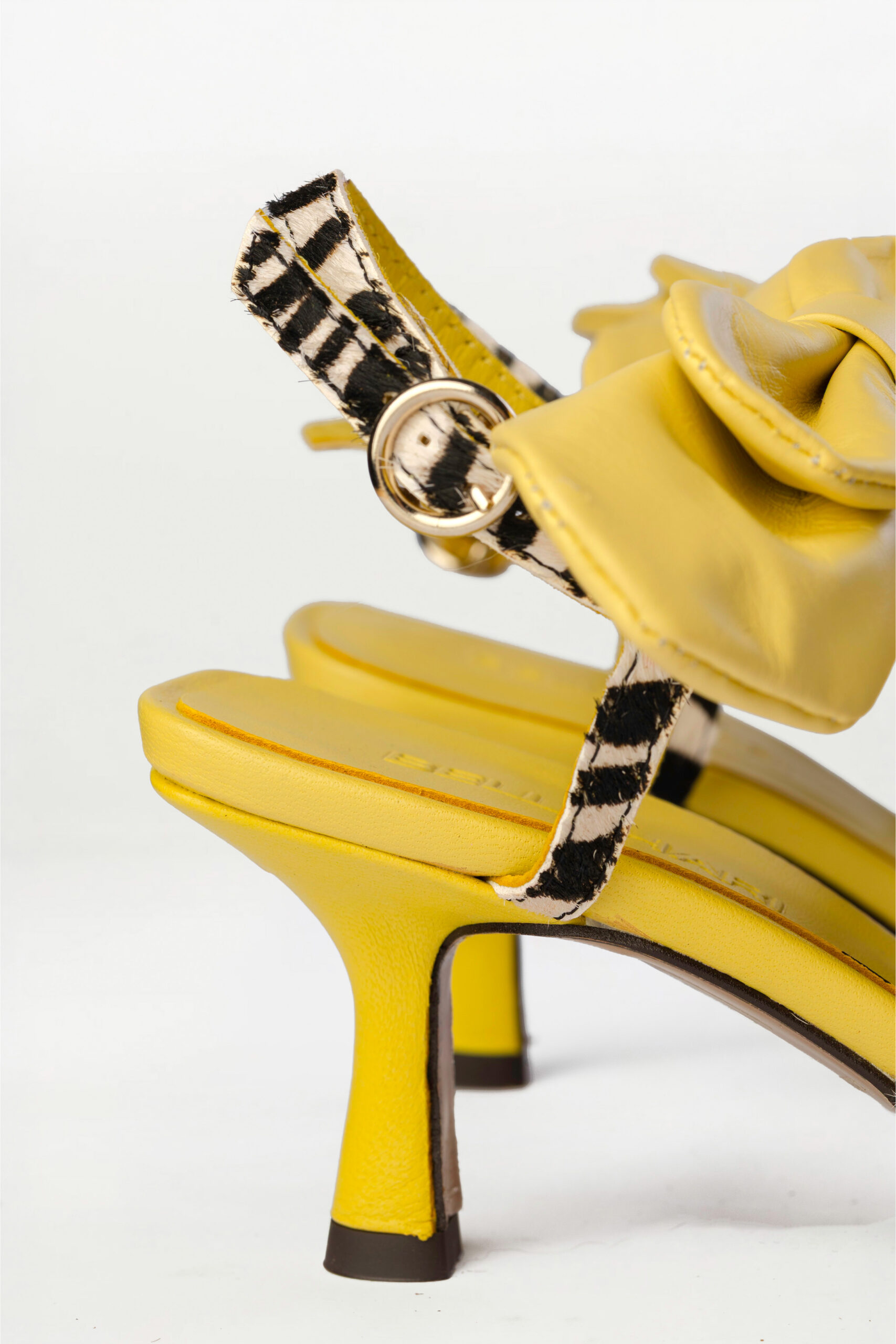 Sandalia de tacón slingback Boucle amarillo lyne - Imagen 4